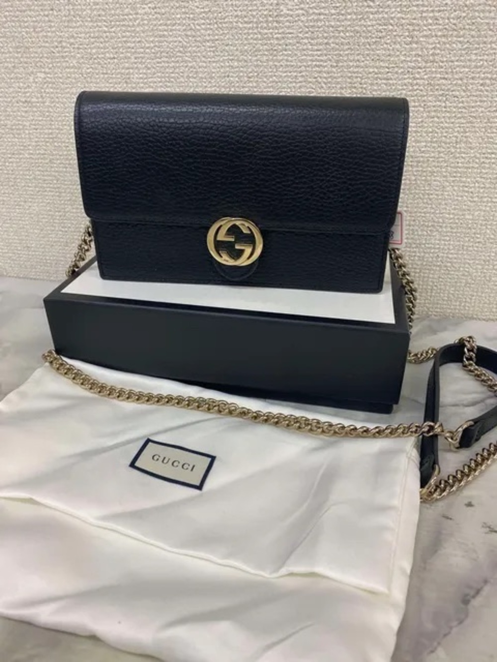 Gucci Interlocking G Chain Wallet crafted in black pebbled
